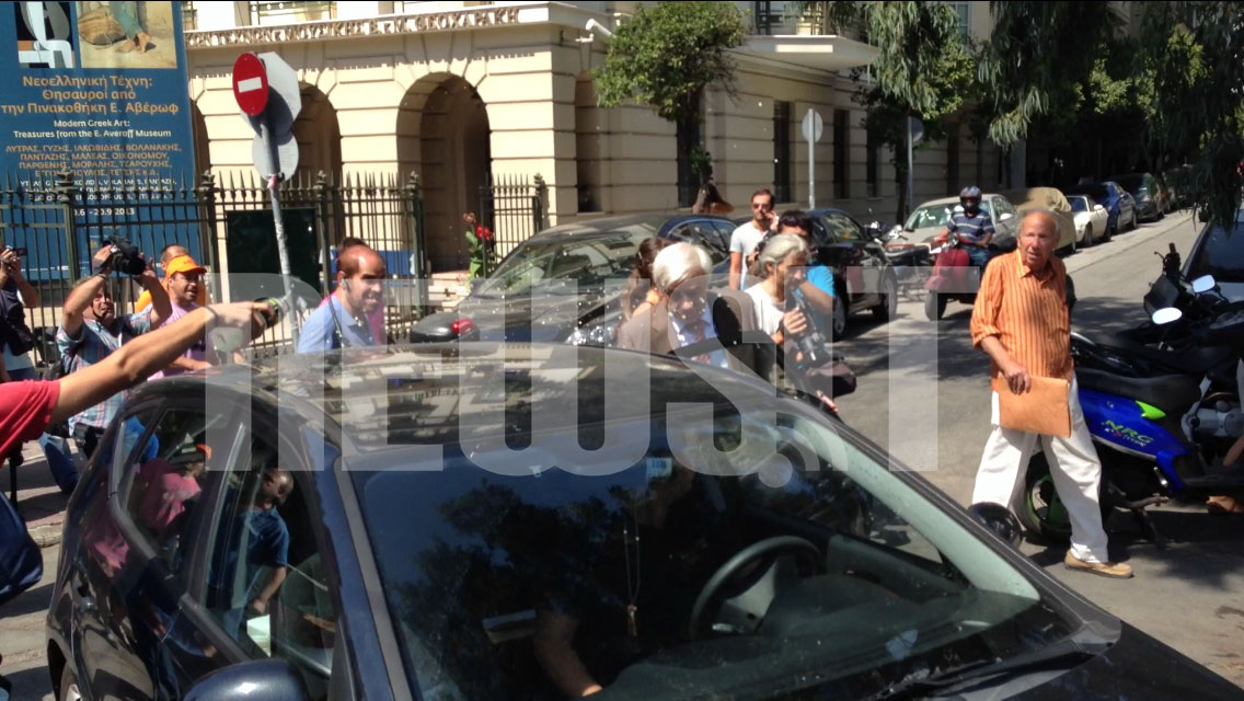 Ένας διαδηλωτής τον έχει ακολουθήσει και κρατάει στα χέρια του ένα μπουκάλι νερό ΦΩΤΟ NEWSIT