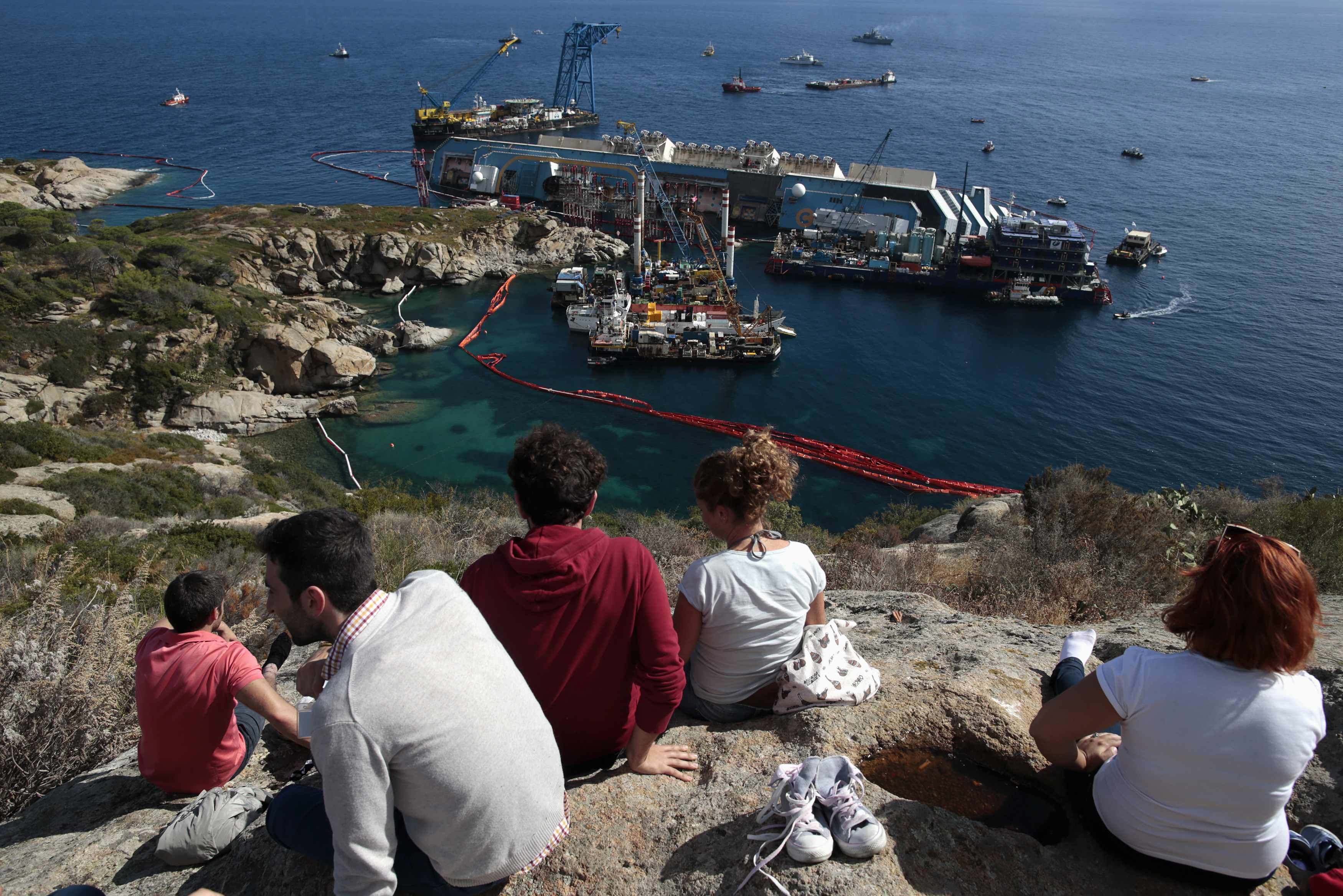 Ακόμη και απλοί κάτοικοι του Τζίλιο που θέλουν να το δουν να φεύγει από εκεί - ΦΩΤΟΓΡΑΦΙΑ REUTERS