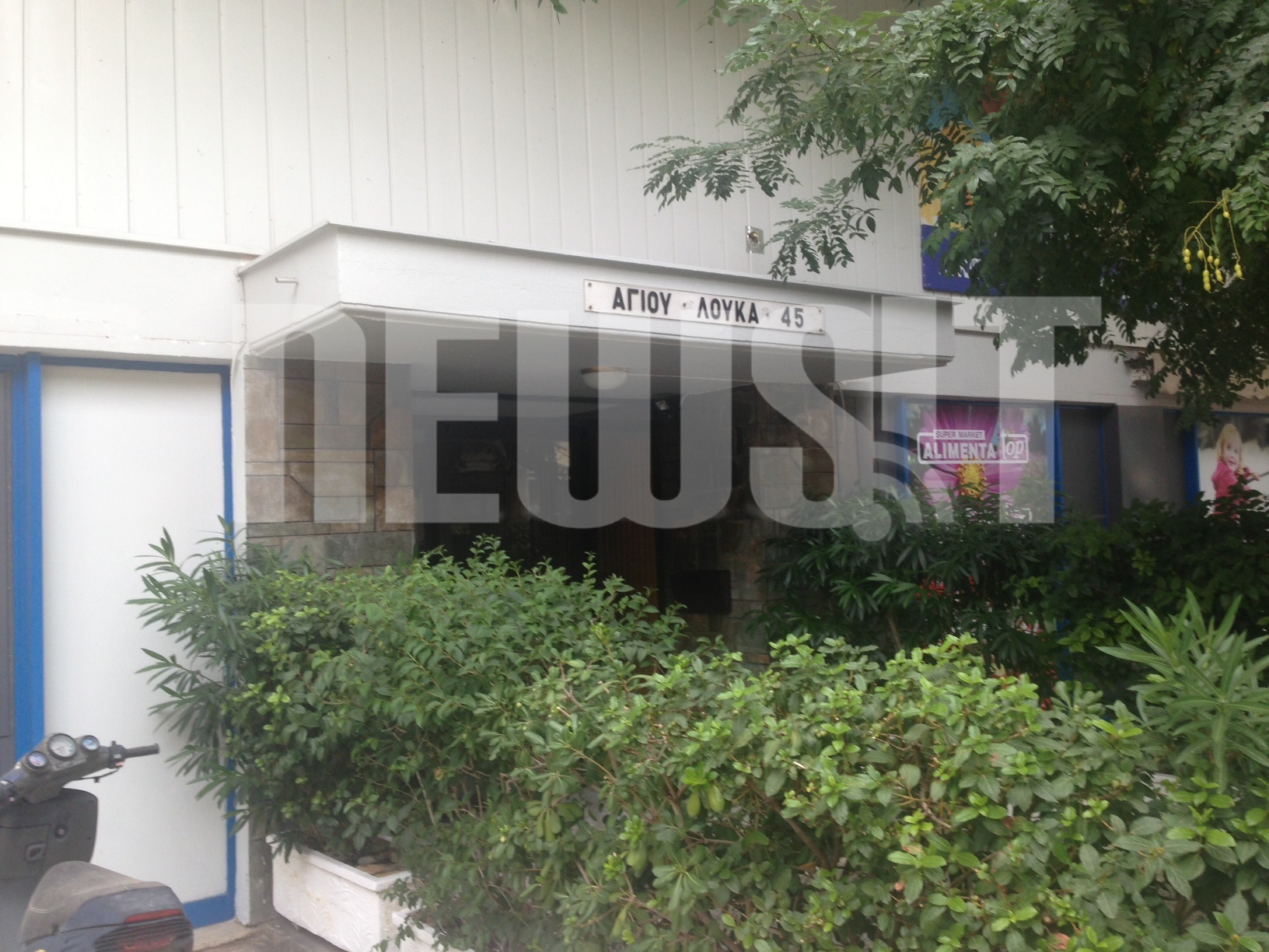 Στον δεύτερο όροφο της πολυκατοικίας που βλέπετε έγινε το άγριο φονικό - ΦΩΤΟ NEWSIT 