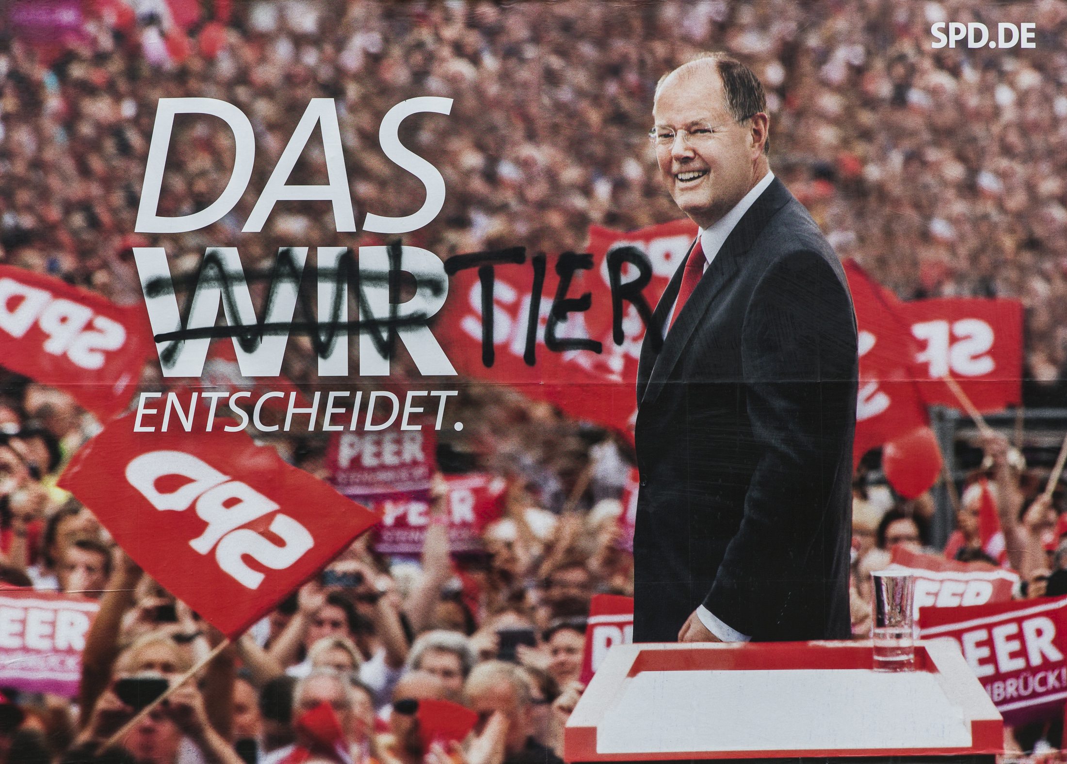 Η αφίσα των Σοσιαλδημοκρατών: Το σύνθήμα "Το ΕΜΕΙΣ αποφασίζει" έγινε "Το ζώο αποφασίζει"