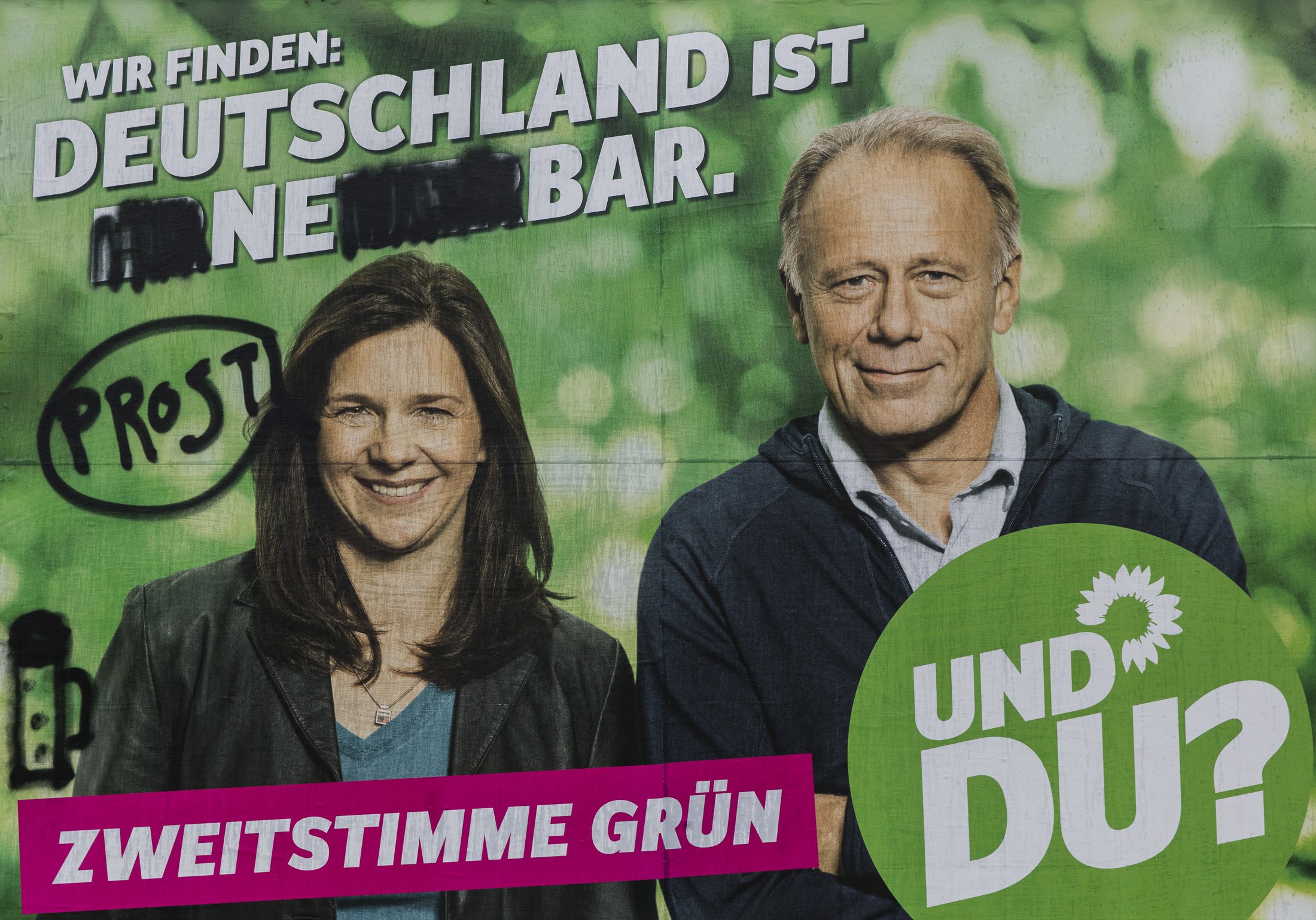 Η αφίσα του κόμματος των Πρασίνων: "Η Γερμανία είναι ανανεώσιμη" είναι το σύνθημα που μετατράπηκε σε "Η Γερμανία είναι ένα μπαρ"