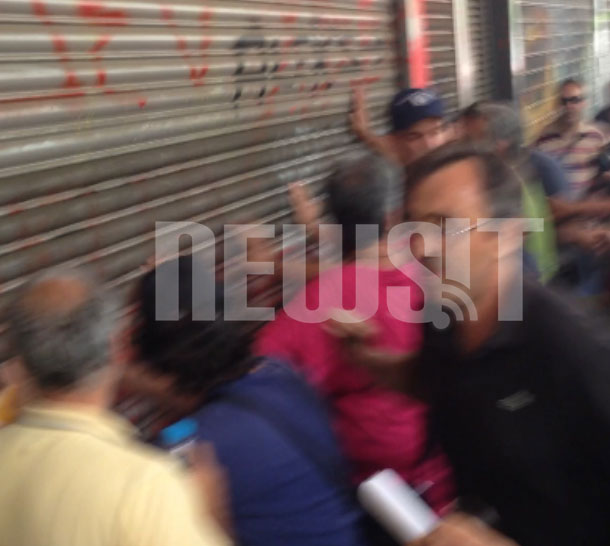 Οι εργαζόμενοι επιχείρησαν να παραβιάσουν την είσοδο και εκτόξευσαν αντικείμενα κατά των ΜΑΤ - ΦΩΤΟ NEWSIT