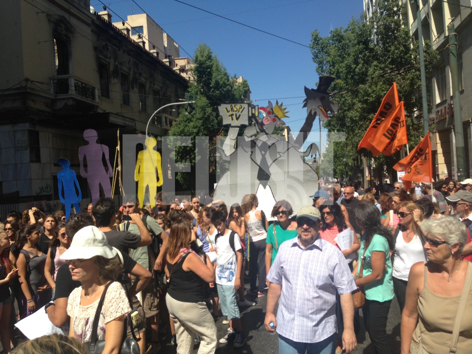 Με ένα σκίτσο από χαρτόνι που απεικονίζει τη Λερναία Υδρα και τα κεφάλια της σατυρίζουν οι εκπαιδευτικοί όσους πιστεύουν πως λοιδορούν τον αγώνα τους - ΦΩΤΟ ΝEWSIT 