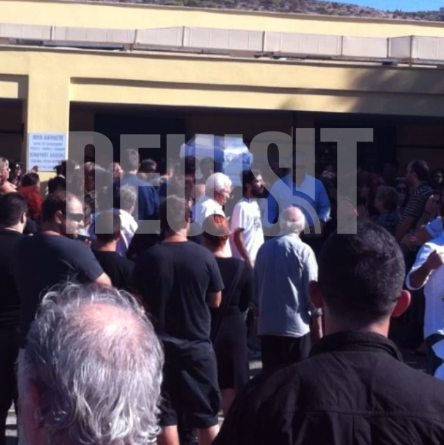 Λύγισαν και οι πιο σκληροί στη θέα του λευκού φέρετρου - ΦΩΤΟ NEWSIT