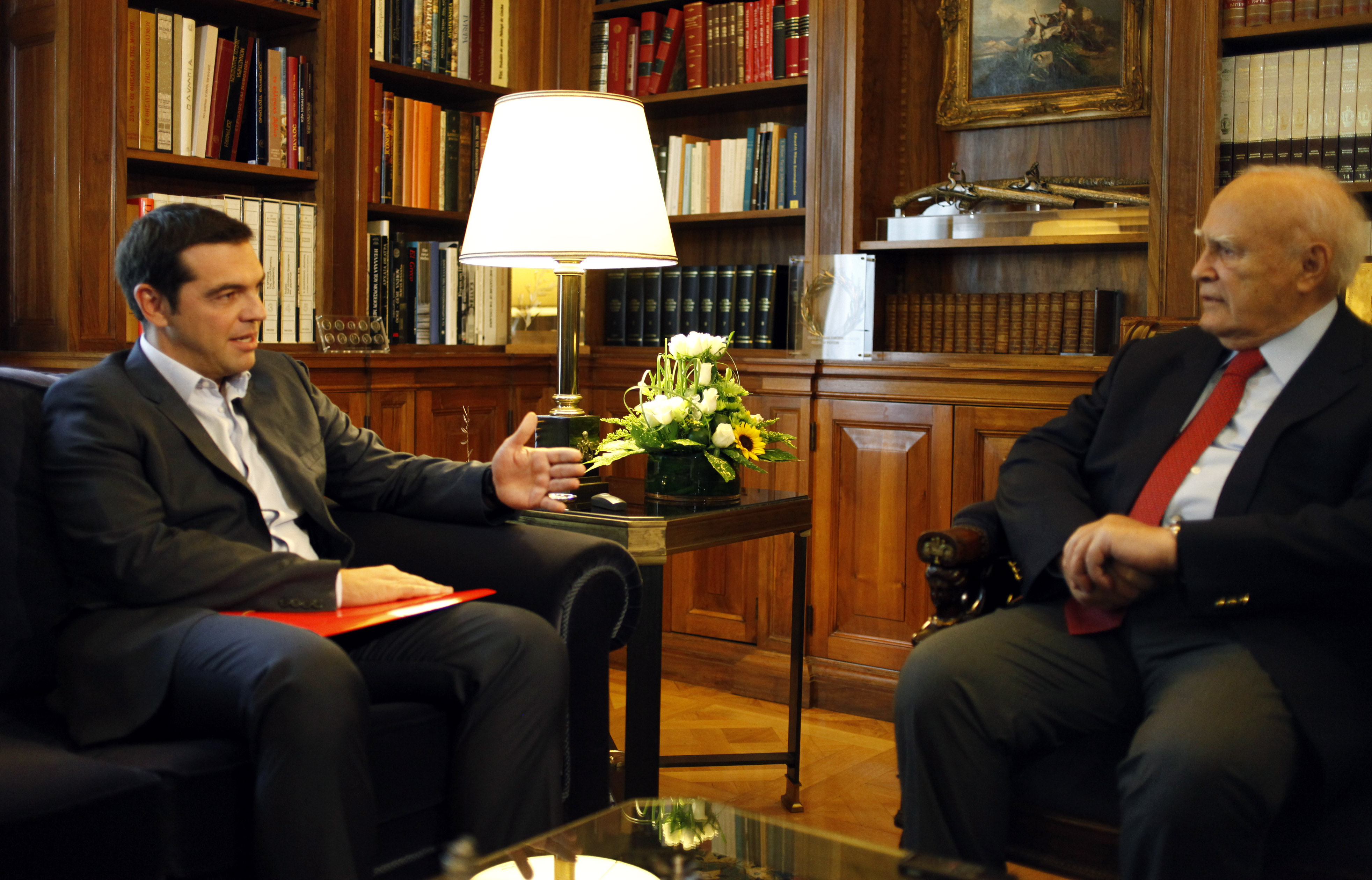 Σας έφερα που λέτε αυτόν τον κόκκινο φάκελο... 