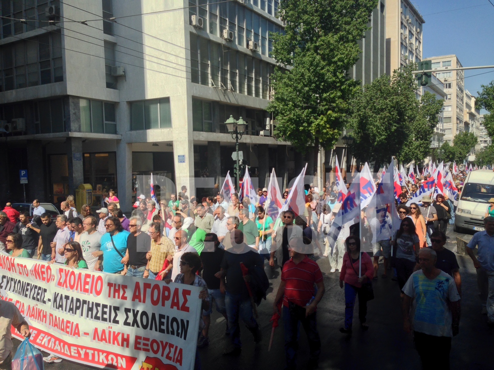 Ξεχωριστή πορεία που ξεκίνησε από την Ομόνοια πραγματοποιησε το ΠΑΜΕ - ΦΩΤΟ NEWSIT