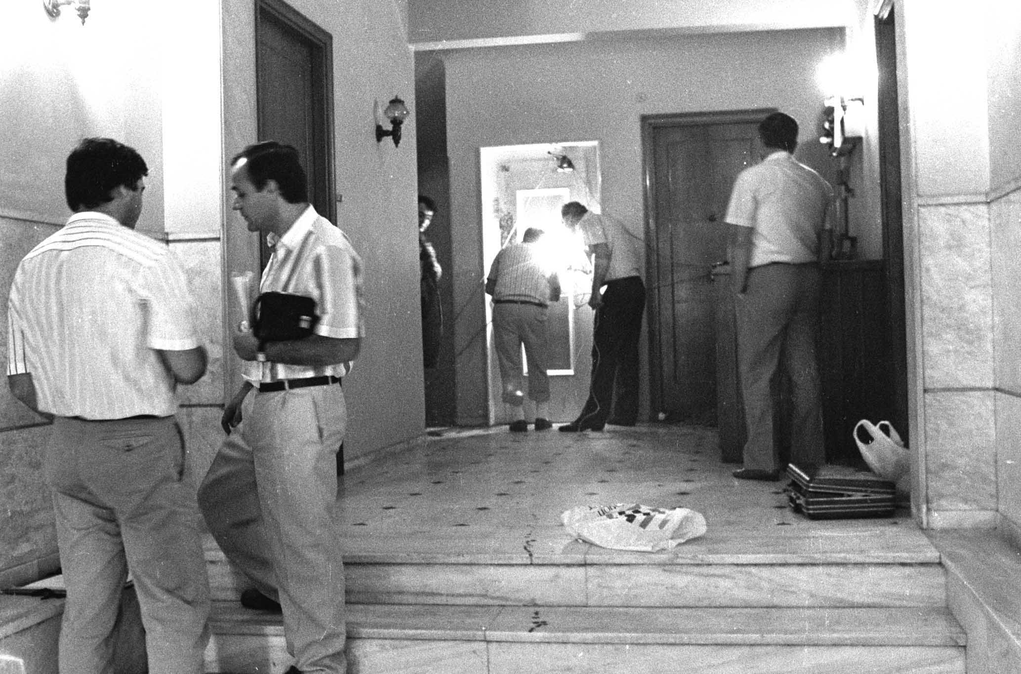 ΦΩΤΟ EUROKINISSI - Η είσοδος της πολυκατοικίας όπου δολοφονήθηκε ο Παύλος Μπακογιάννης