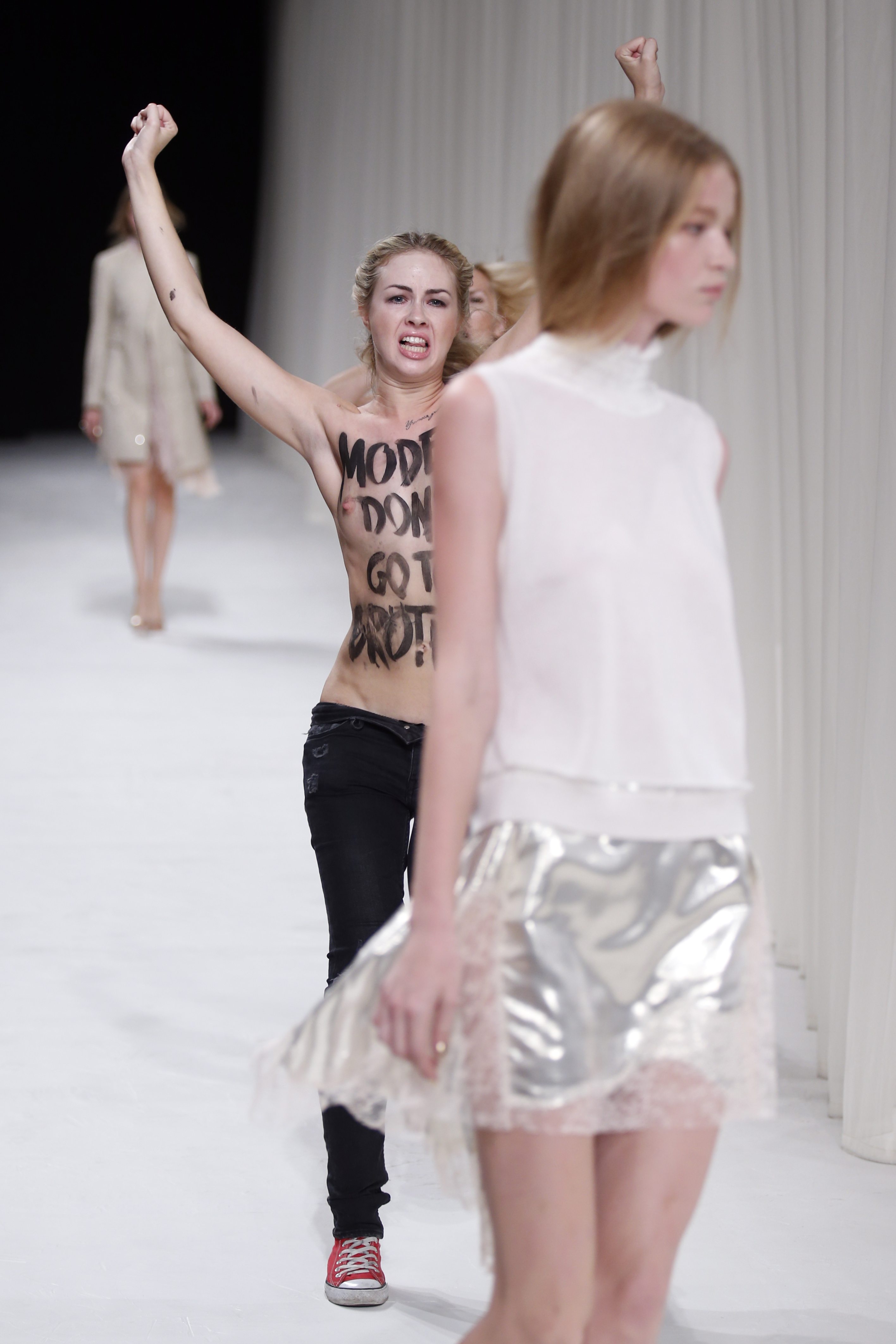 Η Hollie-May Saker λίγο πριν τη... μπουνιά σε μέλος των Femen  ΦΩΤΟ REUTERS
