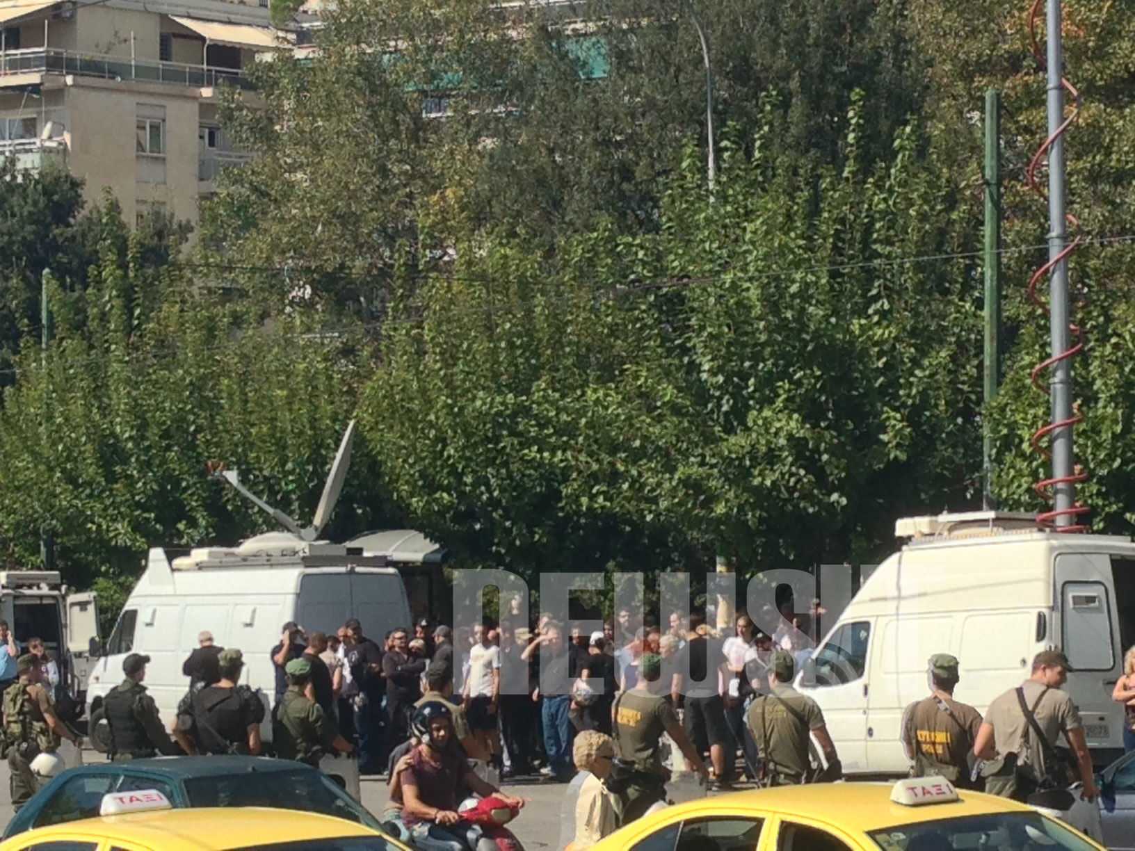 Υποστηρικτές της Χρυσής Αυγής στην Ευελπίδων - ΦΩΤΟΓΡΑΦΙΑ NEWSIT