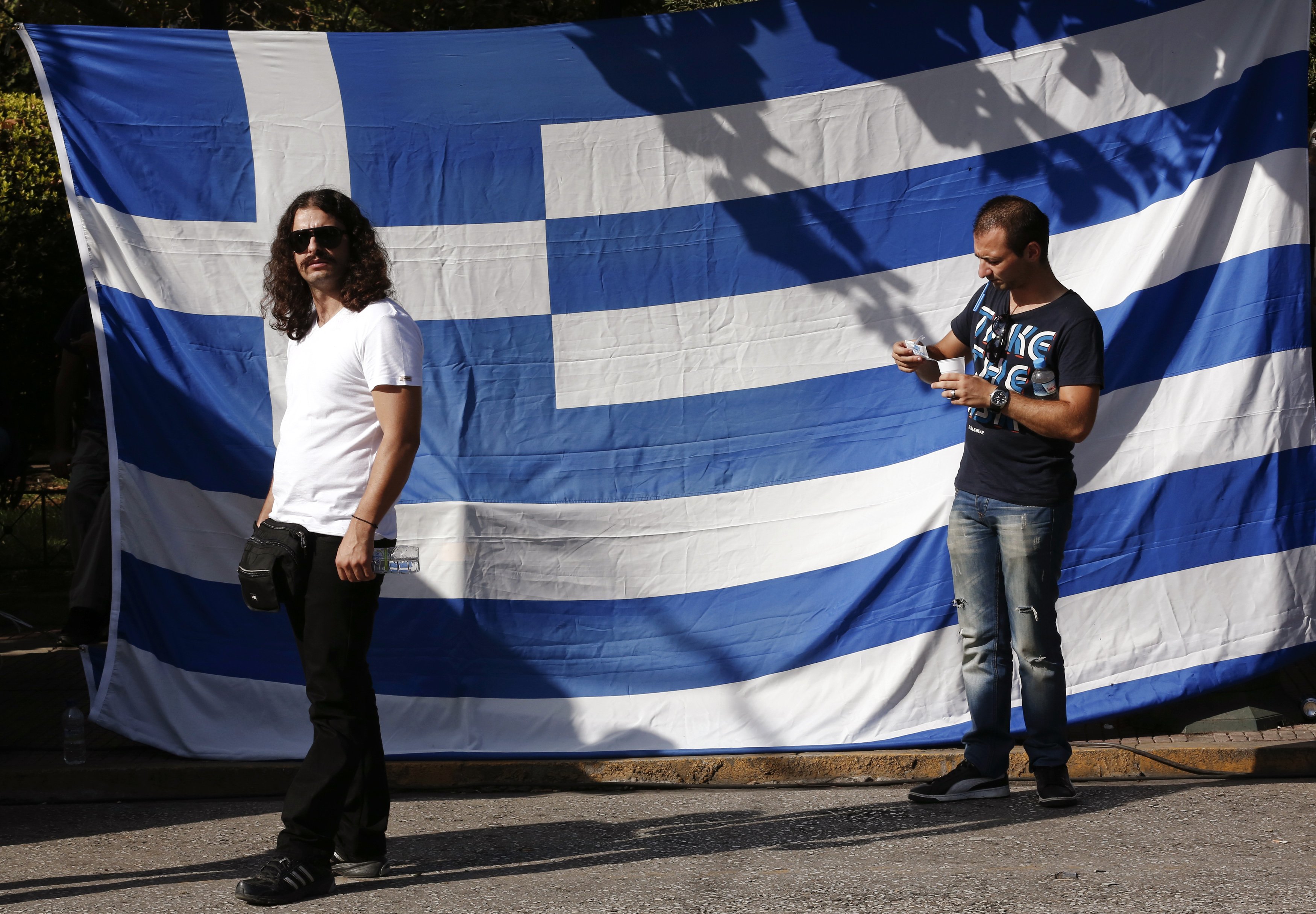 Στην Ευελπίδων και ο Κώστας Μπαρμπαρούσης σε ένδειξη συμπαράστασης ΦΩΤΟ: REUTERS
