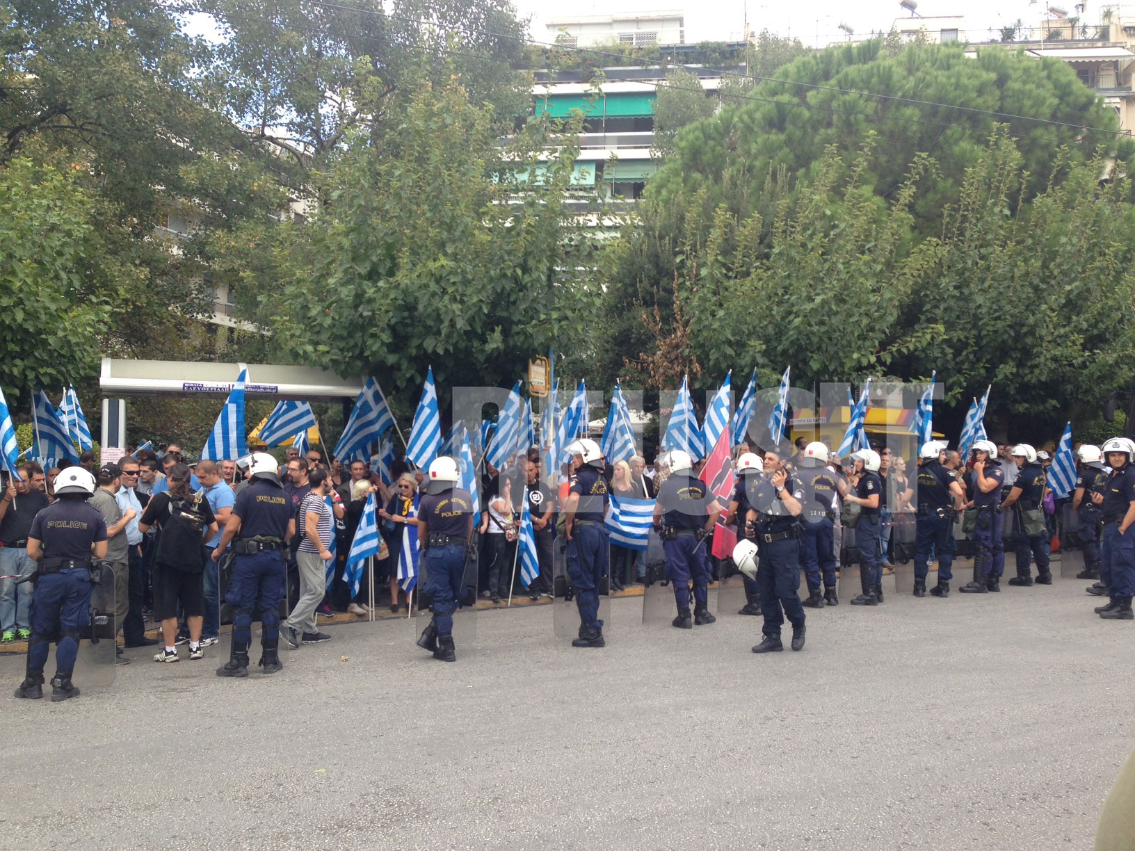 Περίπου 150-200 άτομα συγκεντρώθηκαν έξω από τα δικαστήρια - ΦΩΤΟ NEWSIT