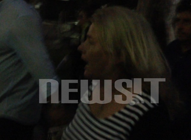 Η Ελένη Ζαρούλια, σύζυγος του Νίκου Μιχαλολιάκου έξω από την Ευελπίδων