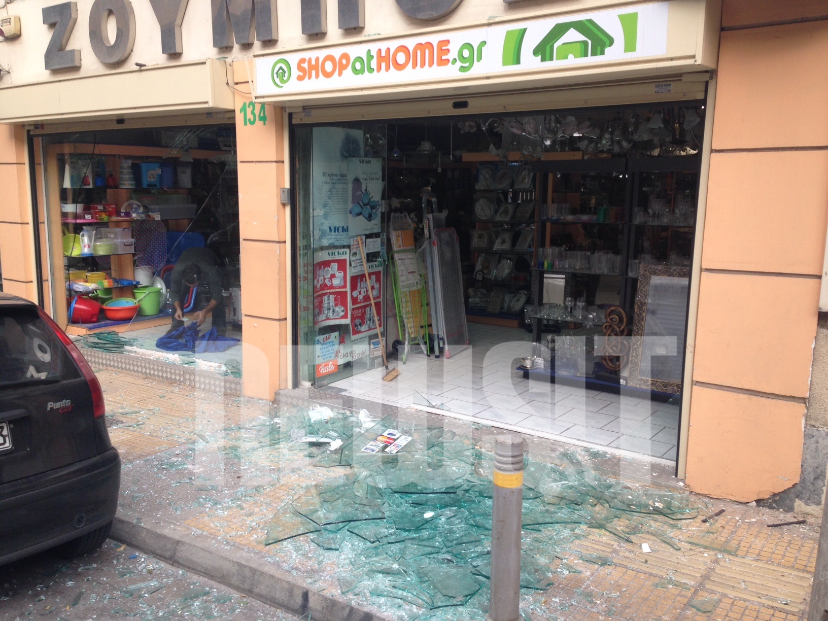 Μια ακόμη τζαμαρία καταστήματος έγινε θρύψαλα - ΦΩΤΟ NEWSIT 