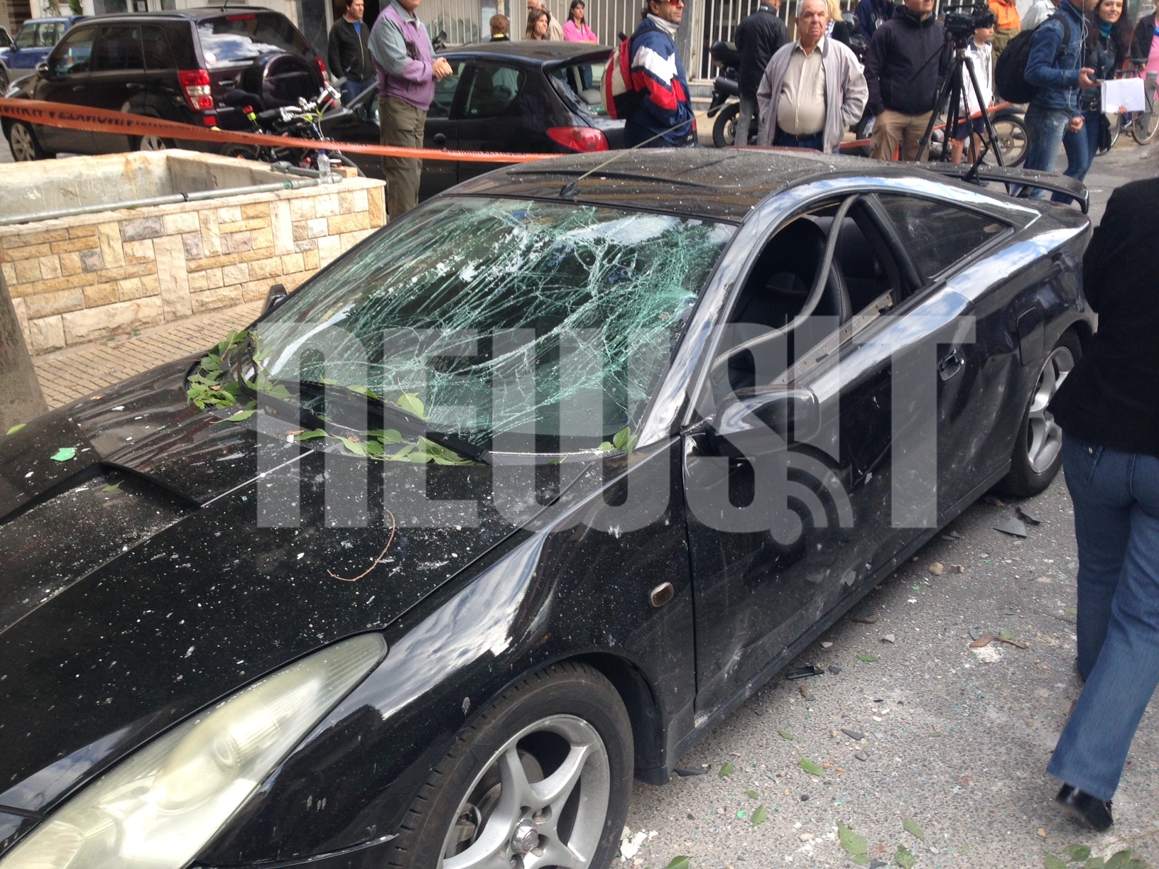 Βομβαρδισμένο τοπίο όλη η γειτονιά στα Πετράλωνα που σημειώθηκε η έκρηξη - ΦΩΤΟ NEWSIT 