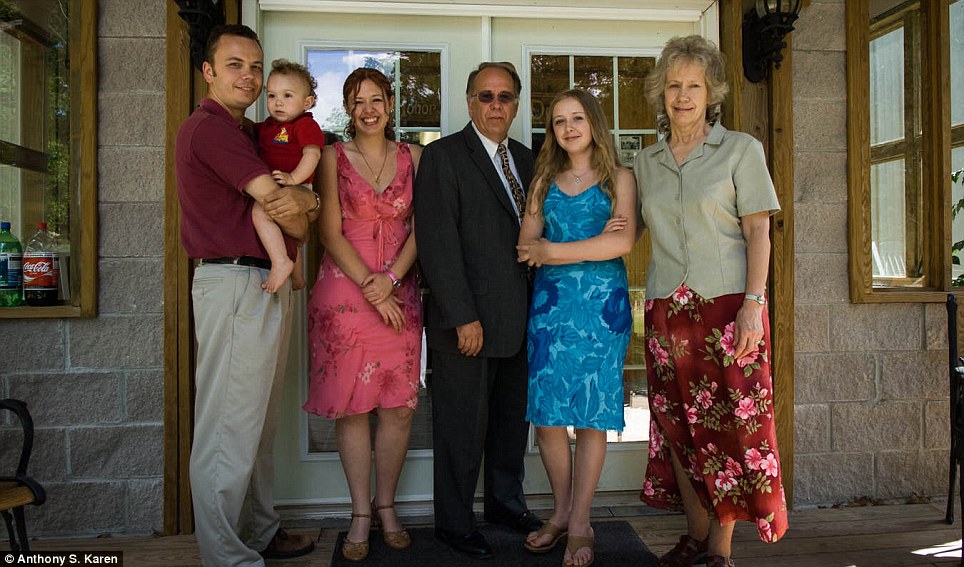 Ο διευθυντής των Ιπποτών της Κου Κλουξ Κλαν Τόμας Ρόμπ (κέντρο) με την οικογένειά του