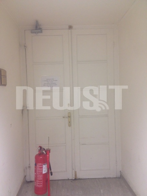 H πόρτα στο υπόγειο που "σφραγίστηκε" - ΦΩΤΟ NEWSIT