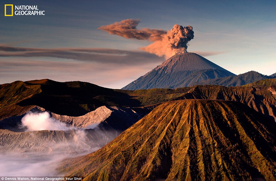 Εθνικό Πάρκο Μπρόμο Τένγκερ, στην Ινδονησία. Η εντυπωσιακή φωτογραφία του ηφαιστειου την ώρα που ανατέλλει ο ήλιος.