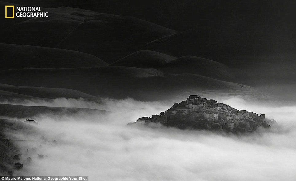 Ούμπρια: Το χωριό Καστελάτσιο ντι Νόρτσια πανω από τα σύννεφα σα να πετάει...