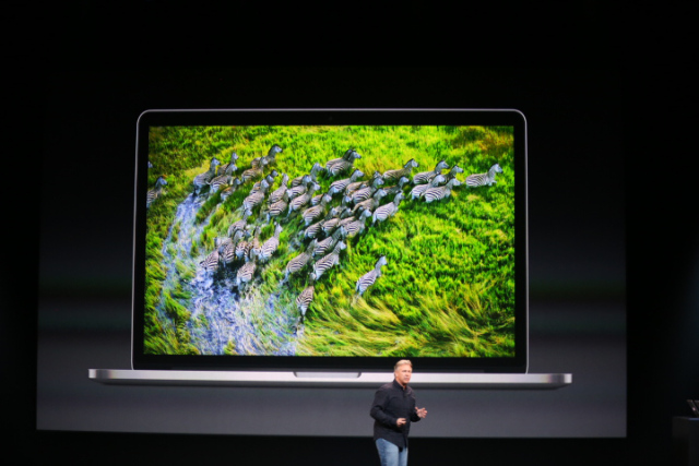 20.25: Στη σκηνή ανεβαίνει ο Phil Schiller να μιλήσει για τα νέα MacBook