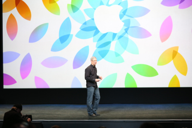 20.00: Ο Tim Cook είναι πάνψ στη σκηνή