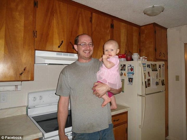 Η μικρή Λίζα στην αγκαλιά του πατέρα της - ΦΩΤΟΓΡΑΦΙΑ FACEBOOK / DAILY MAIL