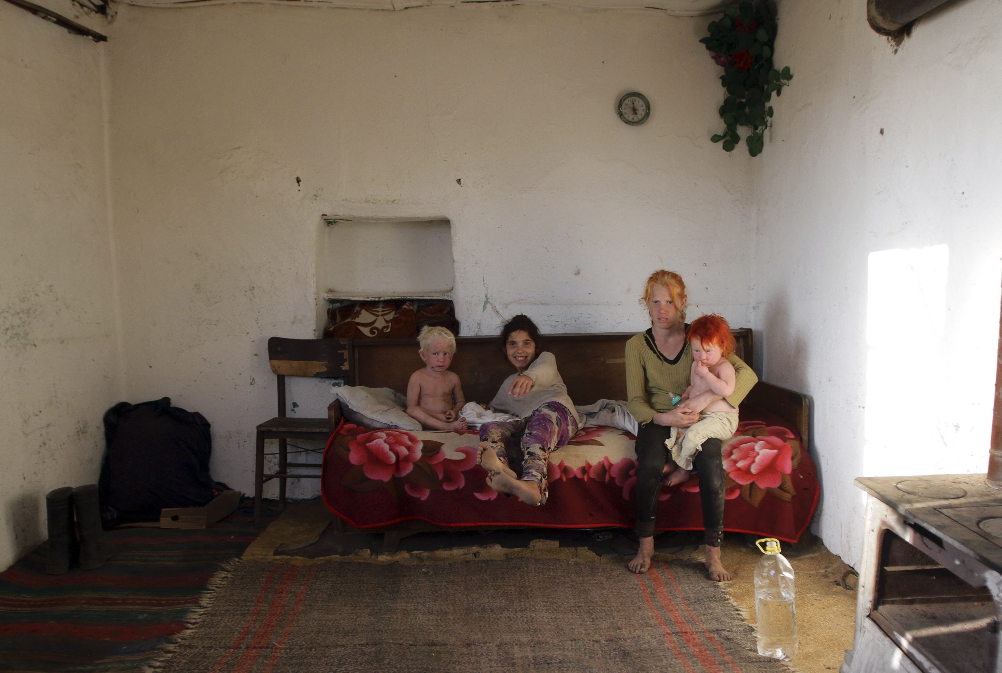Τα τέσσερα αδέλφια στο σπίτι τους στον καταυλισμό του Νικολάεβο στην κεντρική Βουλγαρία