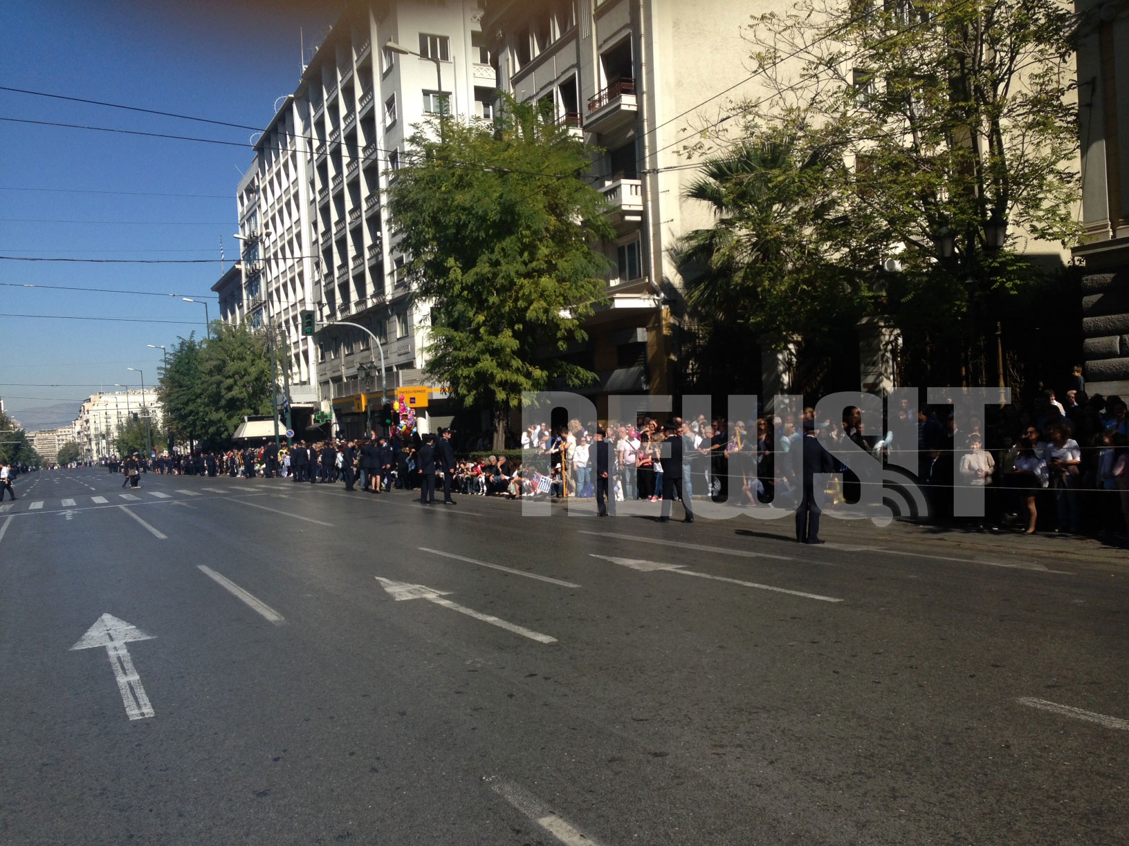 Κόσμος κατά μήκος της Πανεπιστημίου