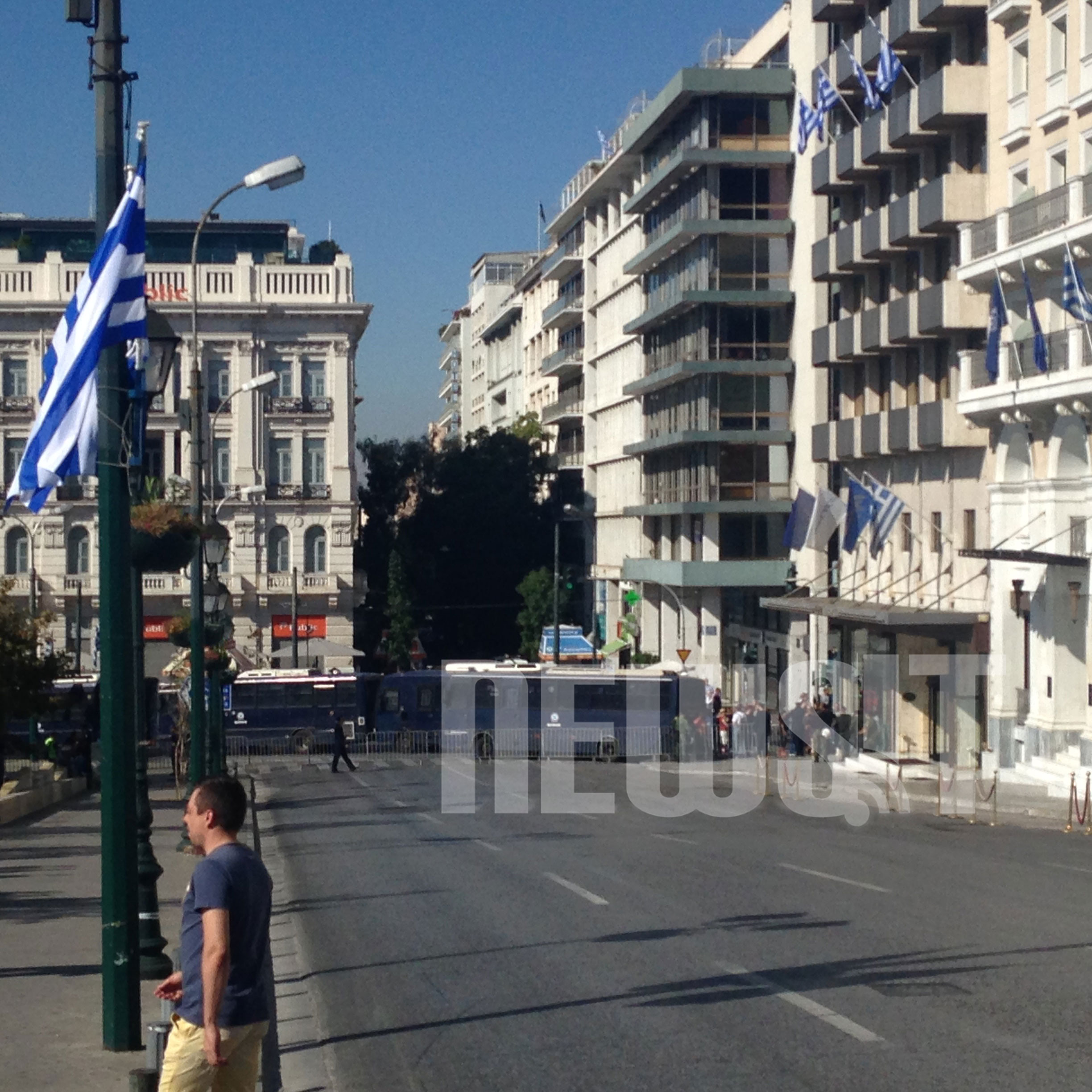Και οι κλούβες έχουν κλείσει το δρόμο στη συμβολή Βασιλέως Γεωργίου με Σταδίου και Φιλελλήνων