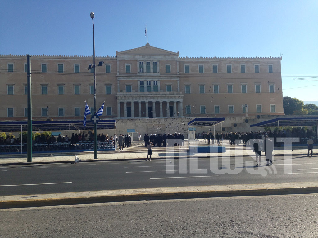 Η εξέδρα των επισήμων μπροστά από τη Μνημείου του Άγνωστου Στρατιώτη
