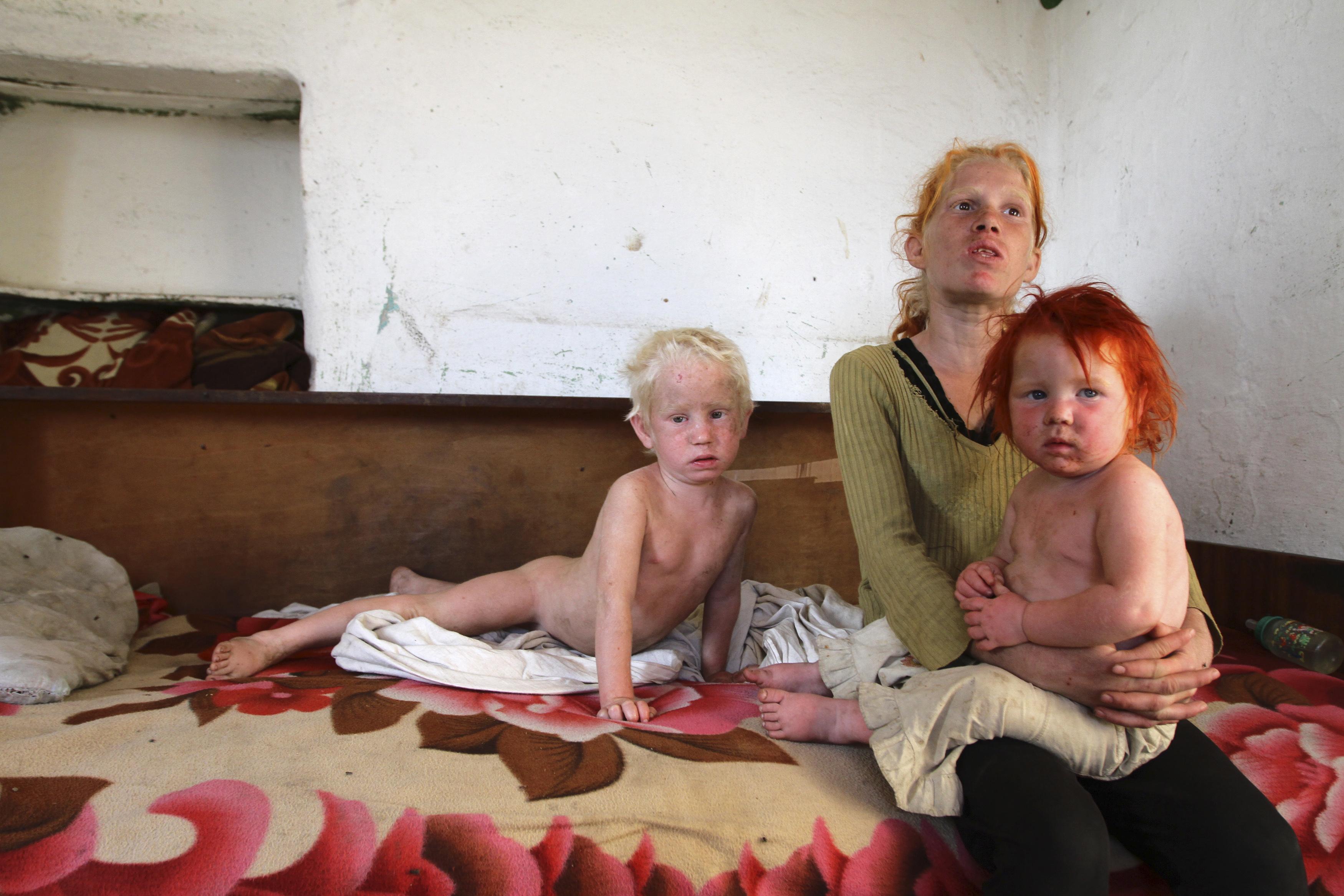 Τα αδέρφια της Μαρίας στο σπίτι της οικογένειας στο Νικολάεβο - ΦΩΤΟΓΡΑΦΙΑ REUTERS
