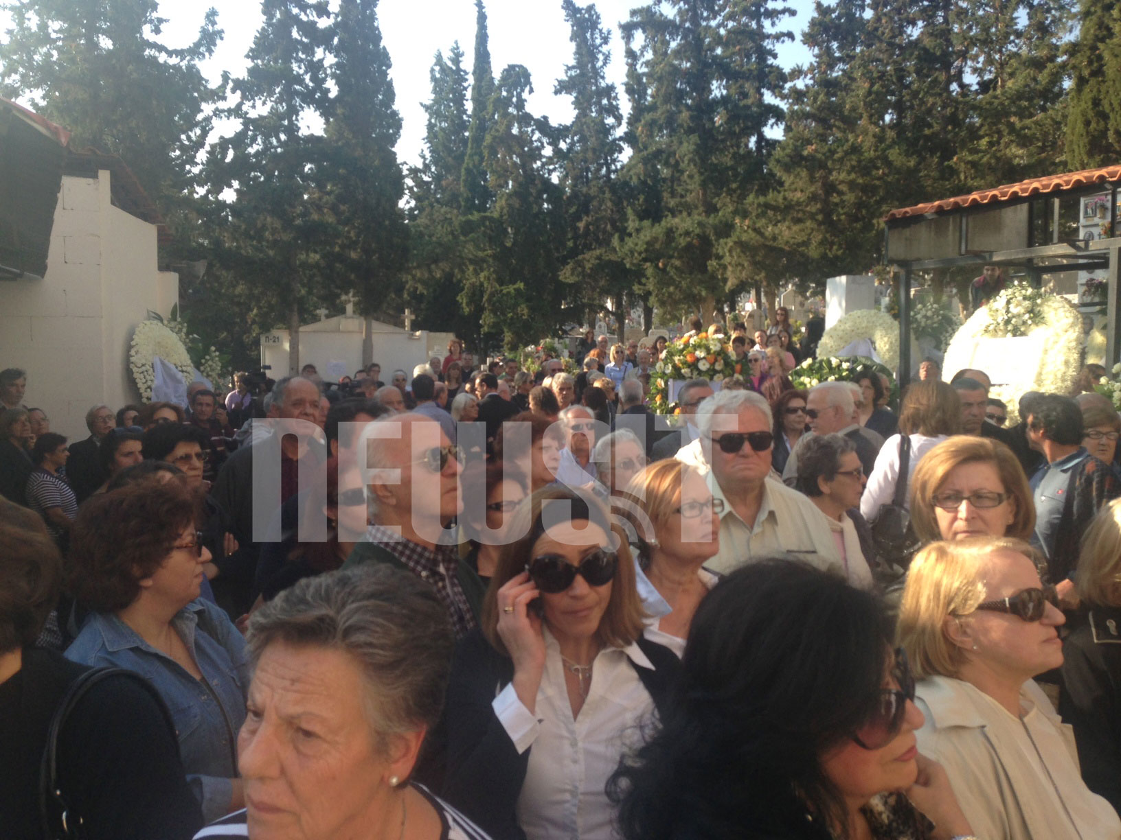 Κόσμος που τον αγάπησε έχει συρρεύσει στο νεκροταφείο της Ηλιούπολης