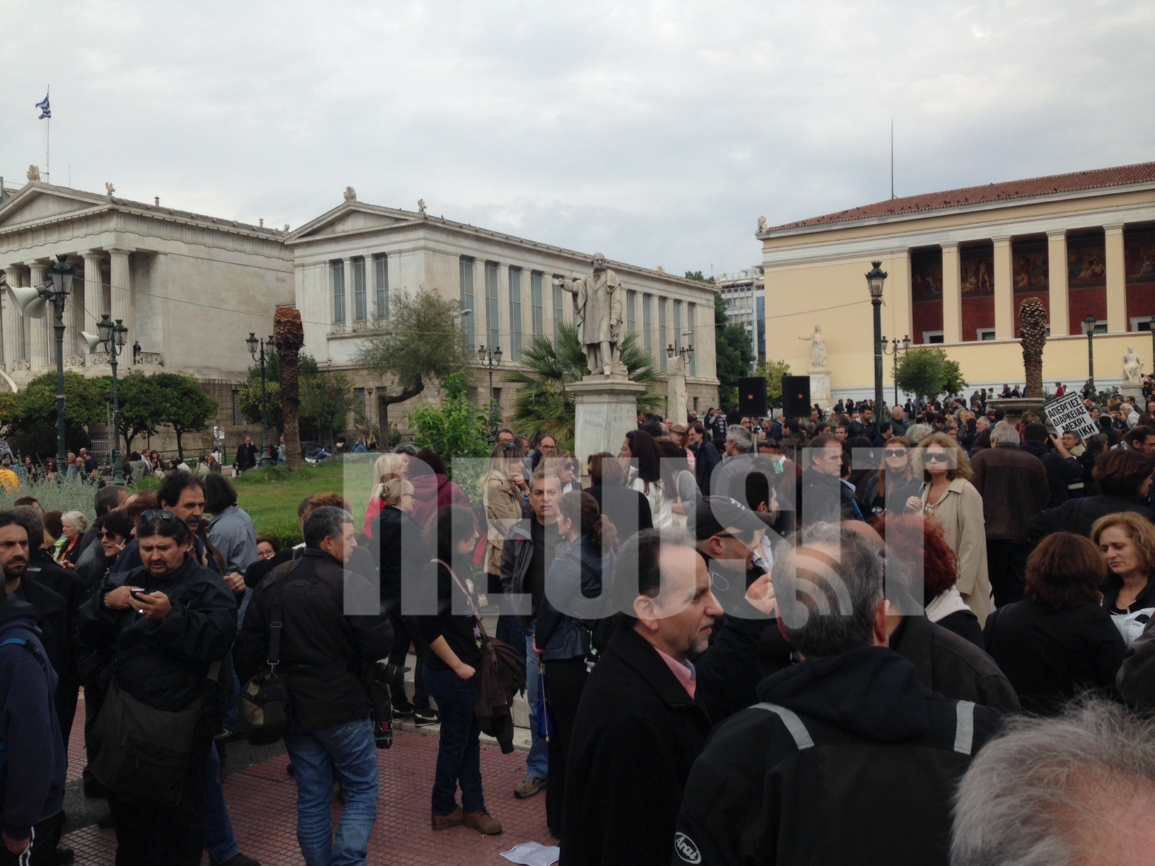 Περισσότερα από 2.500 άτομα έχουν συγκεντρωθεί στα Προπύλαια - ΦΩΤΟ NEWSIT