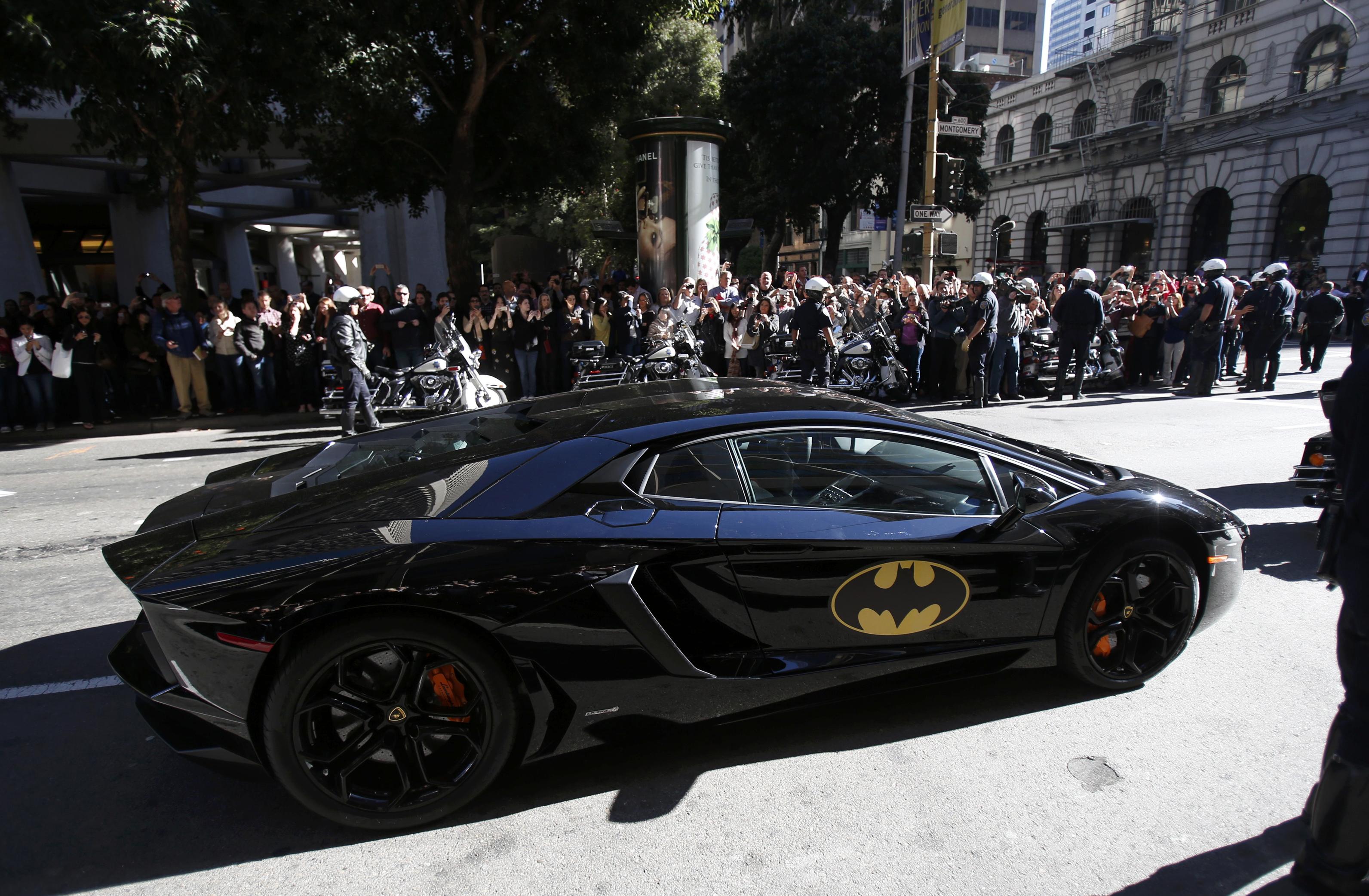 Φυσικά υπήρχε και Batmobile! Τι είναι ο Μάιλς; Κανένας τυχαίος;