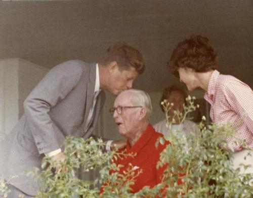 Αύγουστος 1963 με τον πατέρα του Joseph P. Kennedy Sr