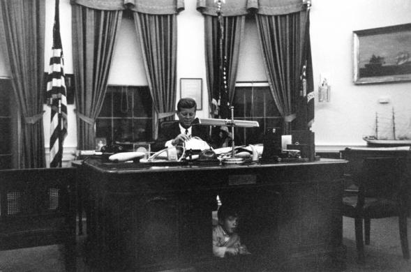 Ο μικρός Τζον παίζει στο γραφείο του πατέρα του. Οκτώβριος 1963