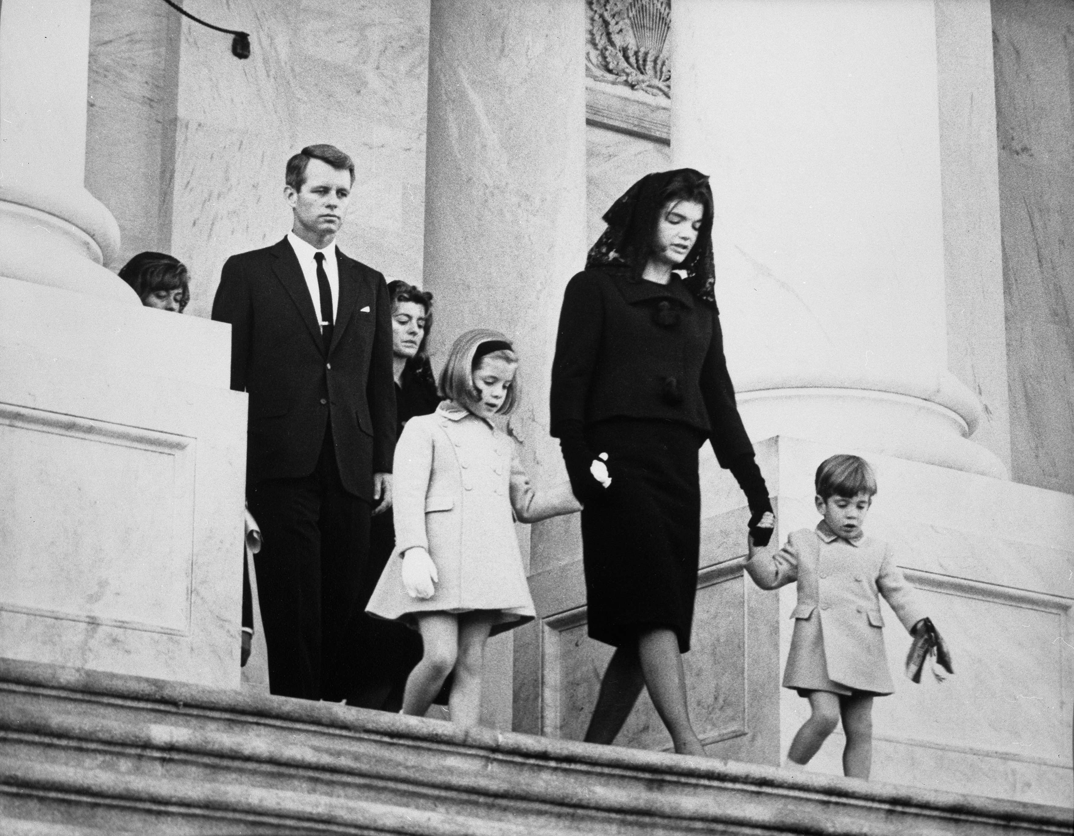 Η Τζάκι Κέννεντι με τα παιδιά της και τον Μπομπ Κέννεντι κατευθύνονται στο Αρλινγκτον για την ταφή ΦΩΤΟ REUTERS