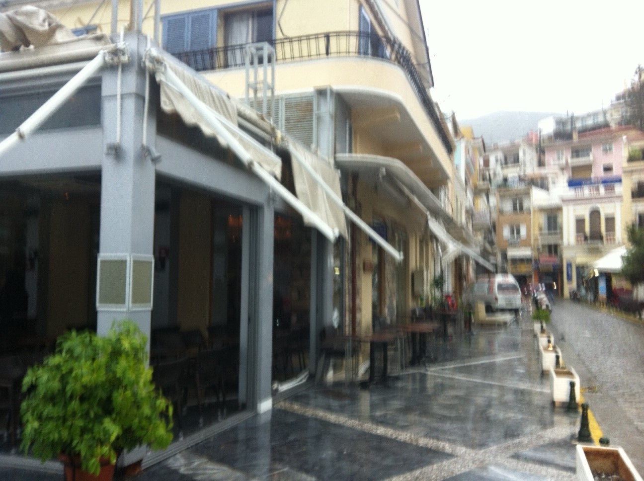 Κατεστραμμένη τέντα σε μαγαζί - ΦΩΤΟ από το samostimes