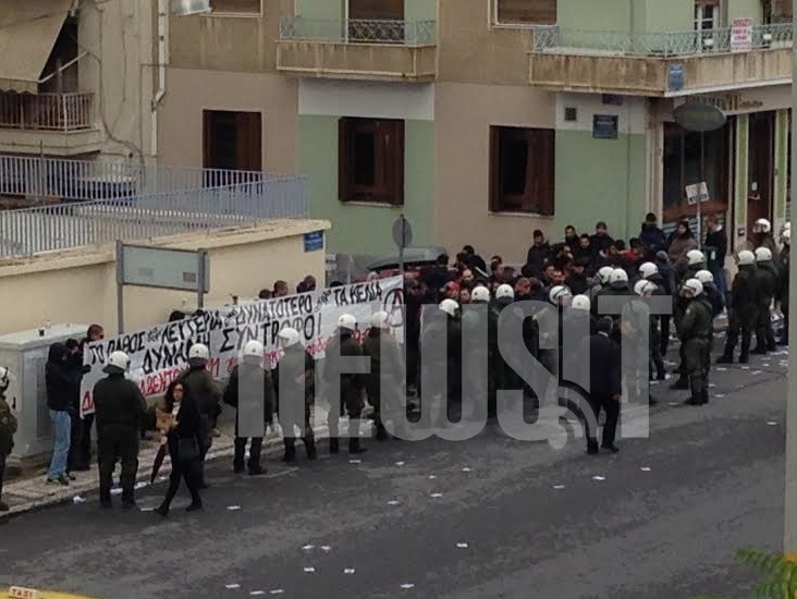 Υποστηρικτές του Θεοφίλου απωθήθηκαν από άνδρες των ΜΑΤ στη Λουκάρεως - ΦΩΤΟ NEWSIT 