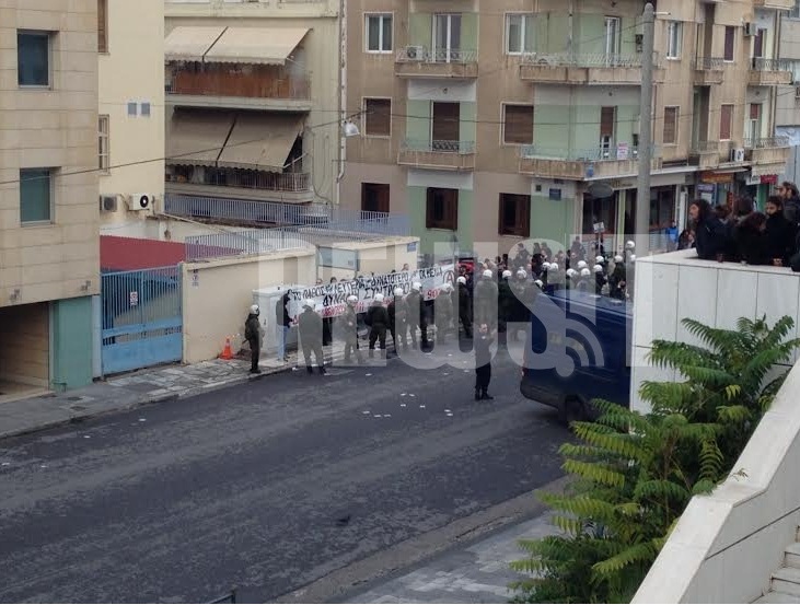 Ανδρες των ΜΑΤ έχουν περικυκλώσει τους διαδηλωτές - ΦΩΤΟ NEWSIT 