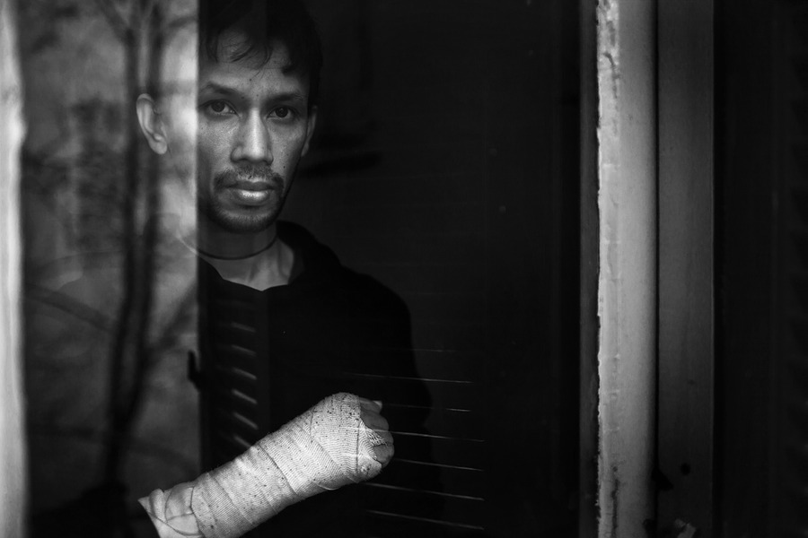 Ο Simon Sobahan είναι από το Μπαγκλαντές. Πέρυσι τον Ιούνιο έπεσε θύμα ρατσιστικής επίθεσης στο Σύνταγμα. Του έσπασαν το χέρι αλλά δεν είχε λεφτά να πληρώσει την εγχείρηση αφού ήταν παράνομος