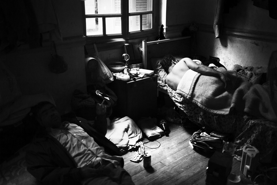Ένα δωμάτιο το οποίο μοιράζονται πέντε μετανάστες από το Μπαγκλαντές 