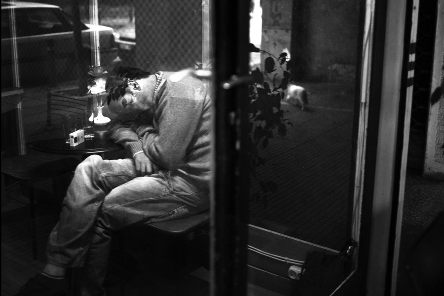 Άνδρας κοιμάται σε καφετέρια