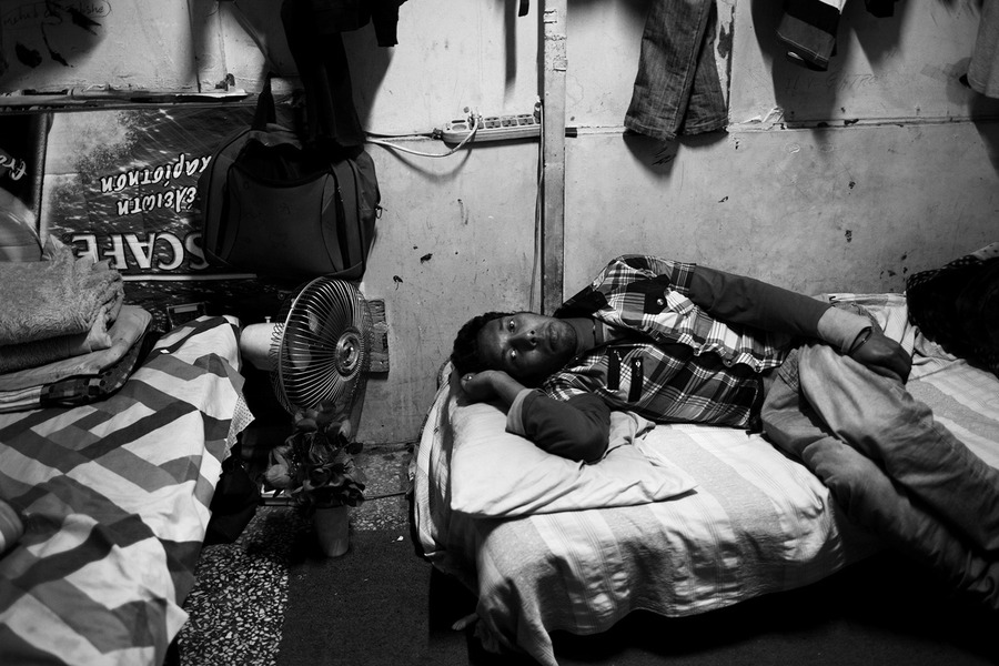 Μέσα σε ένα δωμάτιο όπου μένουν μετανάστες στο κέντρο της Αθήνας