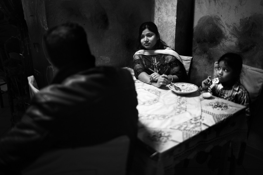 Μια μητέρα ταίζει το παιδί της. Είναι μετανάστες από την Ινδία