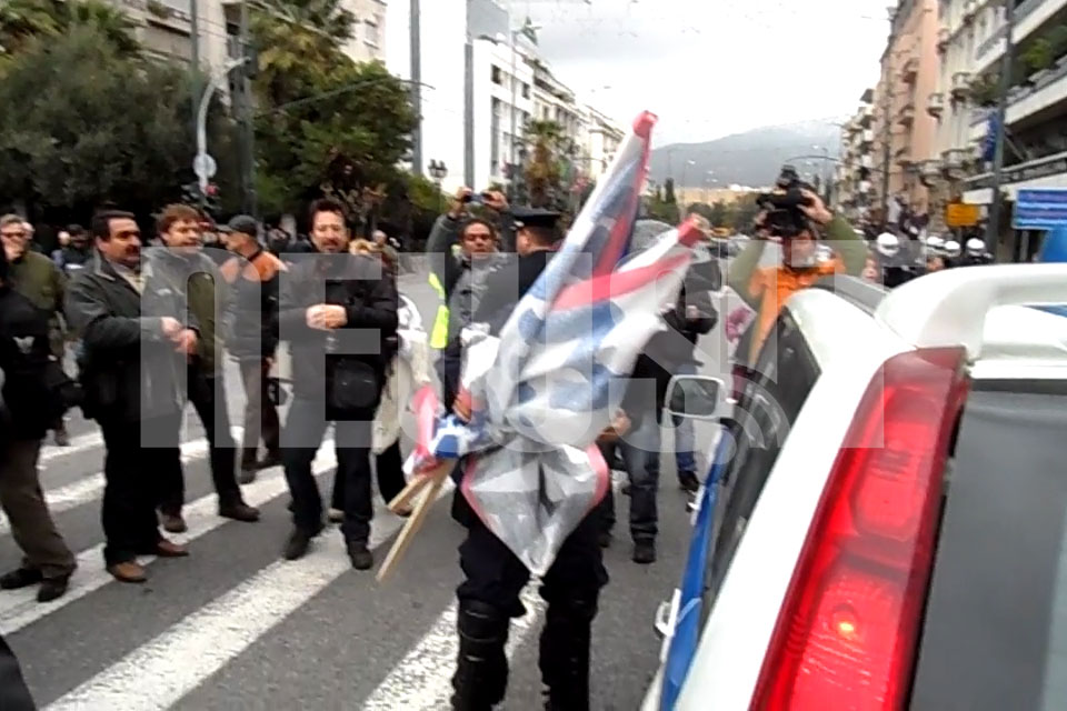 Η ώρα της προσαγωγής του πανό ΦΩΤΟ NEWSIT