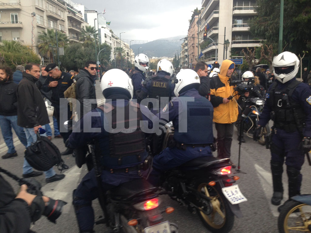 Οι άνδρες της Ομάδας ΔΕΛΤΑ προκαλούσαν εκνευρισμό στους συγκεντρωμένους κάνοντας συνεχείς βόλτες ανάμεσά τους με τα μηχανάκια ΦΩΤΟ NEWSIT
