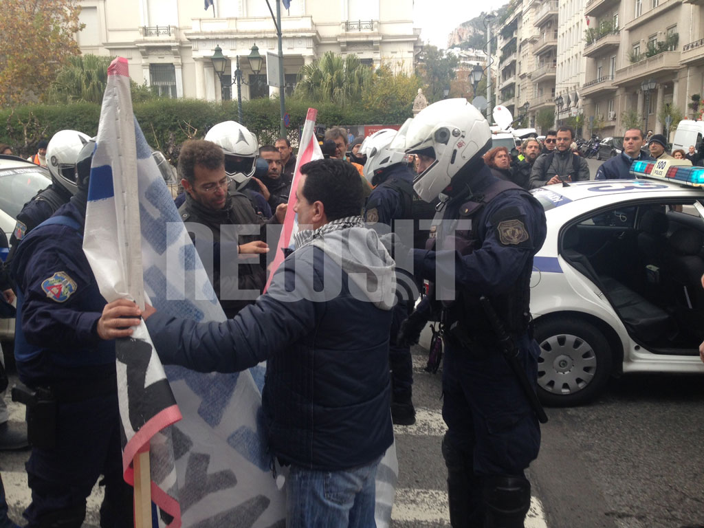 H στιγμή της προσαγωγής των διαδηλωτών ΦΩΤΟ NEWSIT