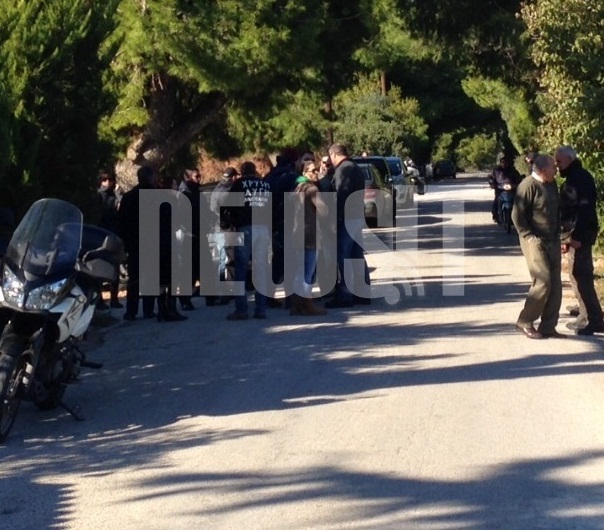 Περίπου 10 άτομα συγκεντρώθηκαν σε ένδειξη συμπαράστασης έξω από το σπίτι του βουλευτή Ηλιόπουλου - ΦΩΤΟ NEWSIT