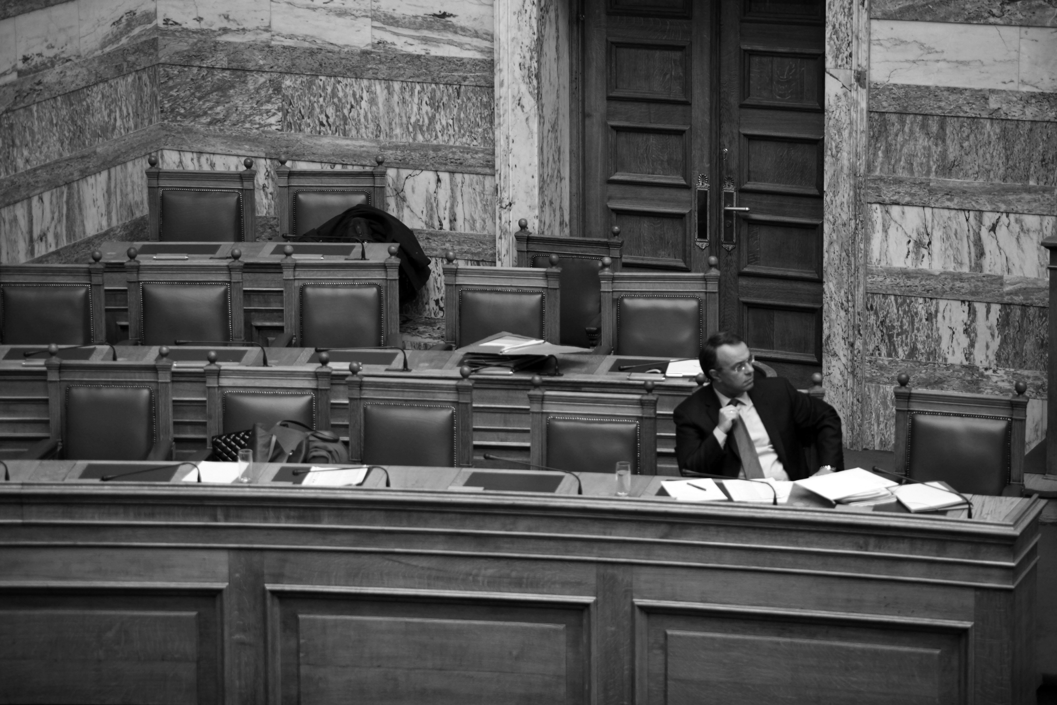 Η μοναξιά του υπουργού... 