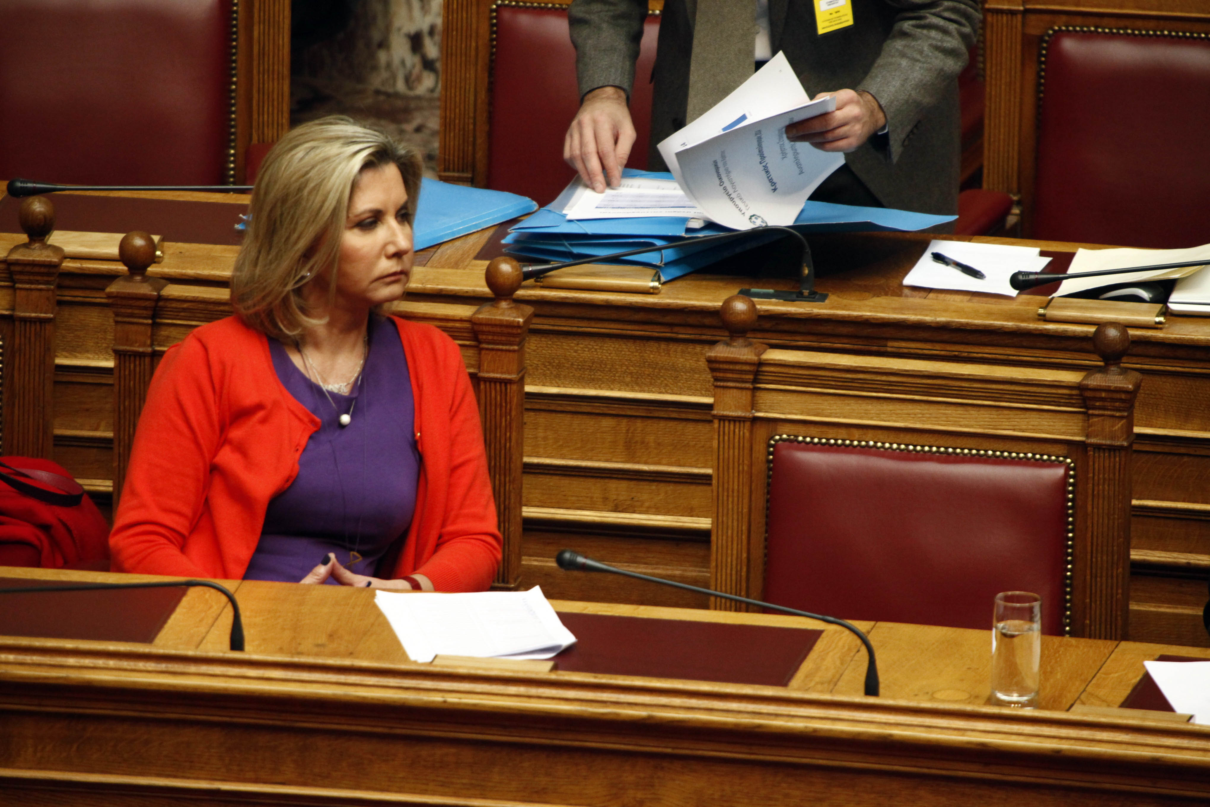 Και της υφυπουργού... 
